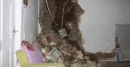 Toprak evin duvarı ve tavanı yağışlara dayanamadı