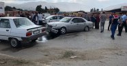 Tosya'da iki otomobil kafa kafaya çarpıştı