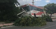 Trafik kazasında yolcu otobüsü refüje çıktı