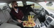 Trafikte meyve yerken ayağıyla direksiyonu kullanan sürücüye 5 ay hapis