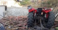 Traktör evin bahçesine uçtu