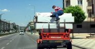 Traktör römorku üzerinde tehlikeli yolculuk