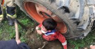 Traktörün tekerinde sıkışan çocuğu AKS ekipleri kurtardı