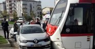 Tramvay otomobile çarptı: 1 yaralı