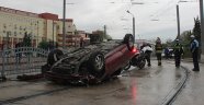 Tramvay yoluna giren otomobil, bariyerlere çarparak takla attı: 1 yaralı