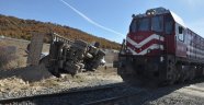 Tren hafriyat kamyonuna çarptı: 1 yaralı