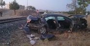 Trenin çarptığı otomobilden atlayarak kurtuldu
