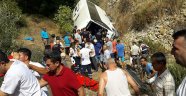 Tur midibüsü şarampole yuvarlandı: 4 ölü, 27 yaralı