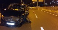 Turist taşıyan minibüs bariyerlere çarptı: 3 yaralı