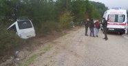 Turistleri taşıyan otobüs şarampole düştü