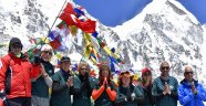 Türk bayrağını dünyanın en yüksek dağında dalgalandırdılar