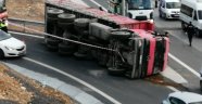 Tuzla'da beton yüklü kamyon yan yattı