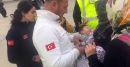 Uçakta epilepsi nöbeti geçiren bebek için uçuş ekibi seferber oldu