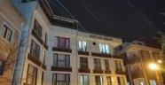 Uçan çatı karşı apartmana ok gibi saplandı
