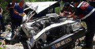 Uçuruma yuvarlanan otomobilde bulunan 2 kişi öldü