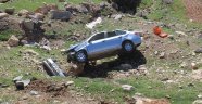 Uçuruma yuvarlanan otomobilden sağ çıktı