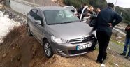 Uçurumun kenarında asılı kalan otomobili elleriyle tuttular