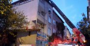 Ümraniye'de 4 katlı binanın çatısı alev alev yandı