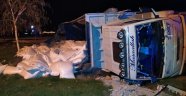 Un yüklü kamyon devrildi