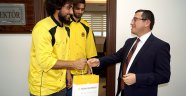 Üniversiteli basketbolcular başarılılarını rektör Kızılay ile paylaştı