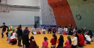 Üniversiteli gençler, ilkokul öğrencilerini ağırladı
