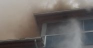 Uşak'ta 3 katlı binada çatı yangını