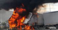Üst geçide çarpan tır alev alev yandı