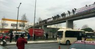 Üst geçitte intihara kalkışan şahsı polis ikna etti