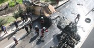 Üst geçitten düşen kamyon alev alev yandı: 2 yaralı