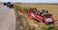 Üzüm yüklü kamyon tarlaya uçtu: 2 yaralı