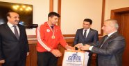 Vali Kamçı başarılı güreşçiyi ödüllendirdi