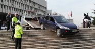 Valilik önünde hareketli anlar yol yerine merdivende inmeye kalktı