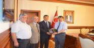 Vali Vasip Şahin'e plaket verildi