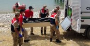 Van Gölü'nde batan tekneden cesetler çıkarılıyor