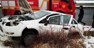 Van'da kaza yapan otomobilde yangın çıktı
