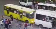 Vatandaşlar iki otobüsün arasında sıkıştı