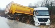Virajı alamayan hafriyat kamyonu, dere yatağına uçtu