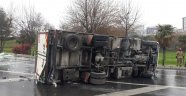 Virajı alamayan kamyon bariyerlere çarparak devrildi