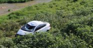 Virajı alamayan otomobil kanala düştü