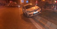 Virajı alamayan otomobil refüje çıktı