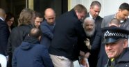 Wikileaks'in kurucusu Julian Assange, Londra'da çıkarıldığı mahkemece tutuklandı.