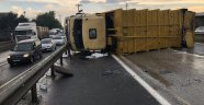 Yağış kazaları getirdi, çöp kamyonu devrildi