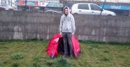 Yağıştan dolayı Nemrut Dağı'na çıkamayan turist otogara çadır kurdu