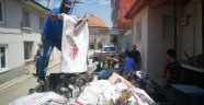 Yalnız yaşayan kadının evinden 8 römork çöp çıktı