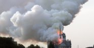 Yanan Notre Dame Katedrali'nin kulesi çöktü