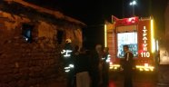 Yangın sonrası yıkılma tehlikesi olan toprak ev boşaltıldı