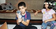 Yaralı kumruya miniklerden şefkat eli
