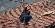Yardım için çatıya çıktı mahsur kaldı