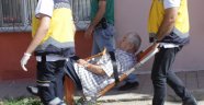 Yaşlı adam eşini bıçakladı