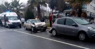 Yaya geçidinde otomobiller çarpıştı